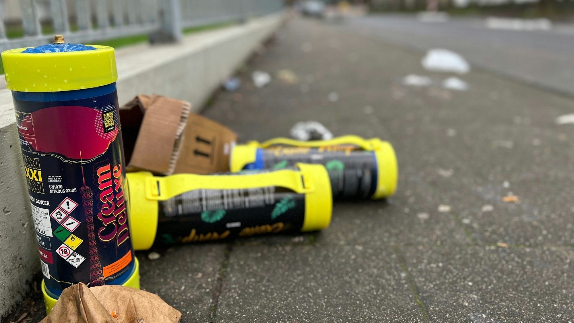 Leere Lachgas-Kartuschen nach einem Wochenende auf der Alfred-Schütte-Alle in Köln-Poll.