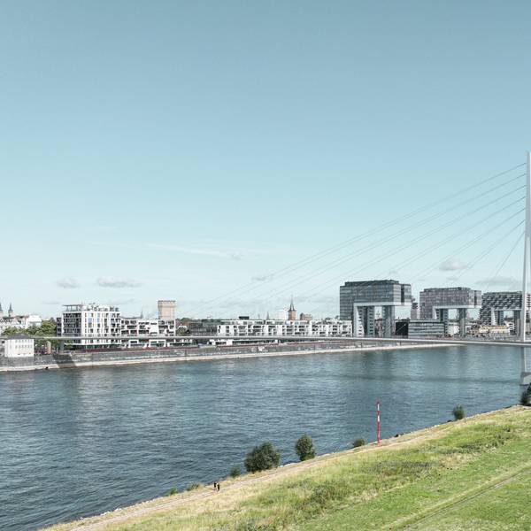 In Köln sind zwei neue Brücken für Fußgänger und Radfahrer über den Rhein geplant. So könnte die Verbindung zwischen Rheinauhafen und Deutzer Hafen aussehen.
