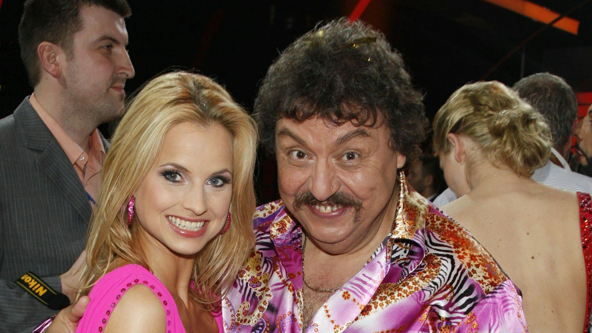 Sarah Latton und Achim Mentzel stehen im Studio.