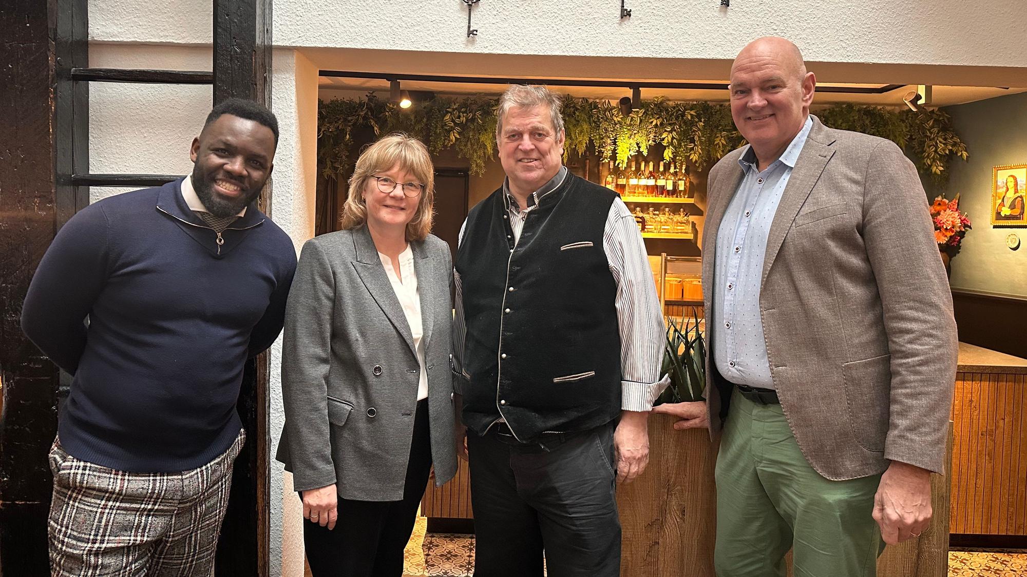 Zu sehen sind Carlos dos Santos und Arco Buijs sowie Sabine und Peter Jansen.