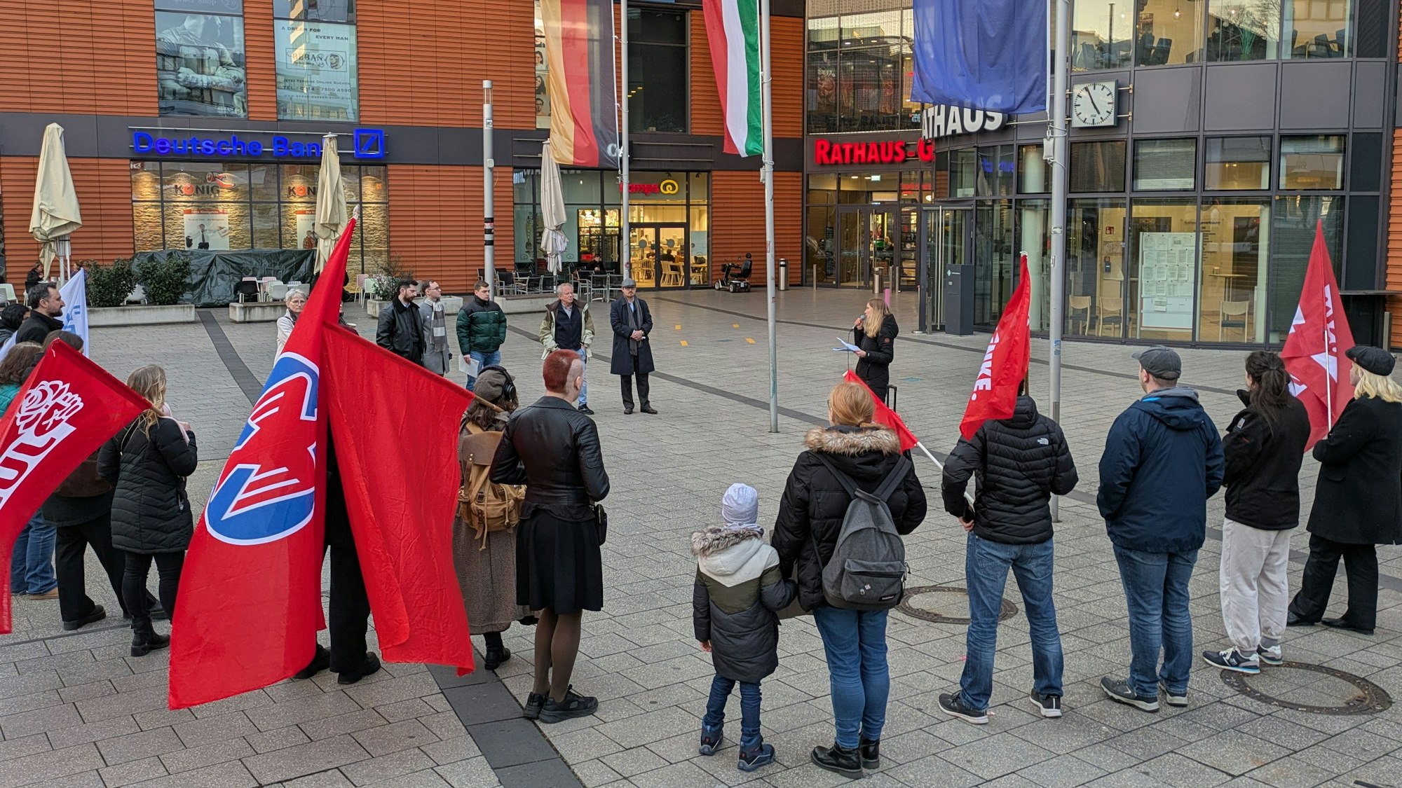 Demo gegen die Bezahlkarte auf dem Rathausplatz