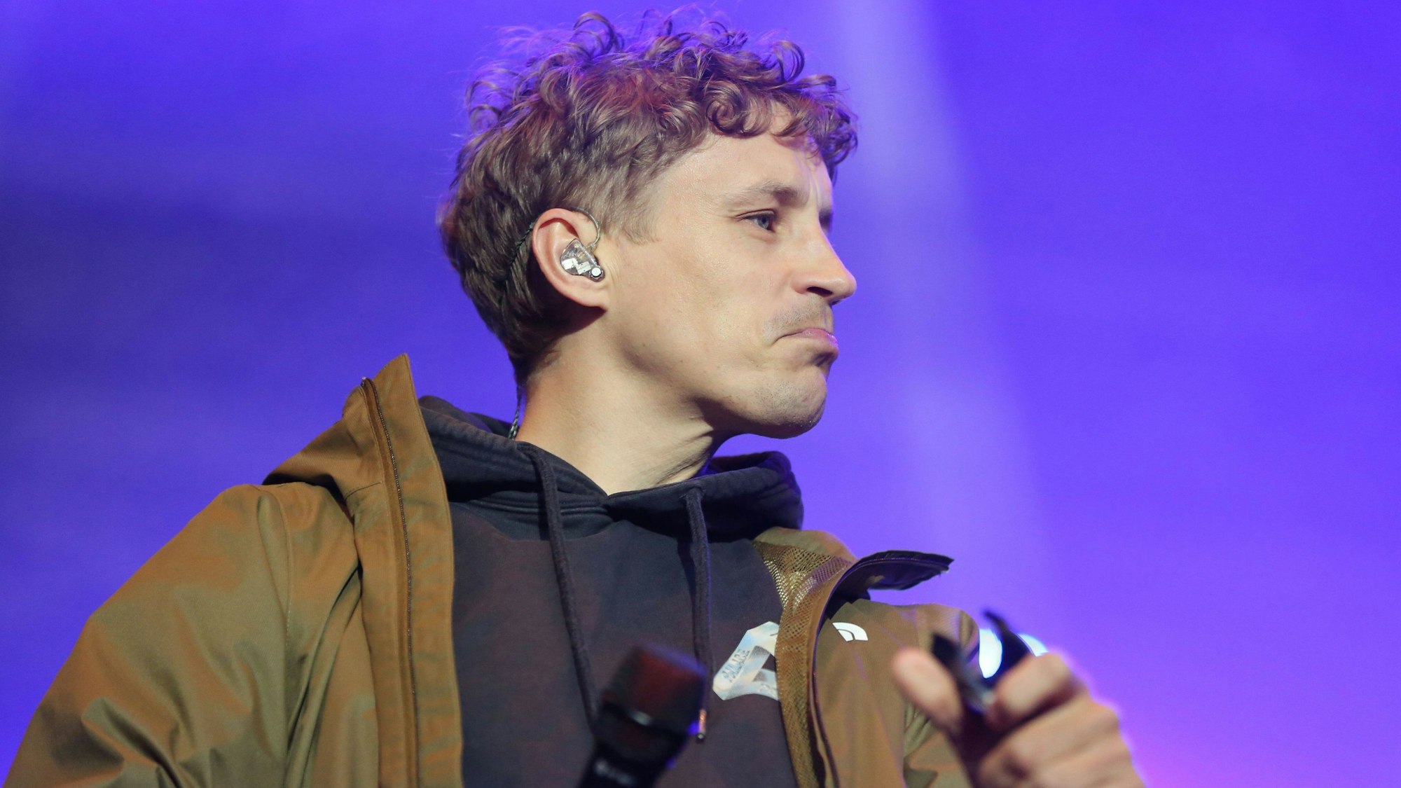 Tim Bendzko auf der Bühne.