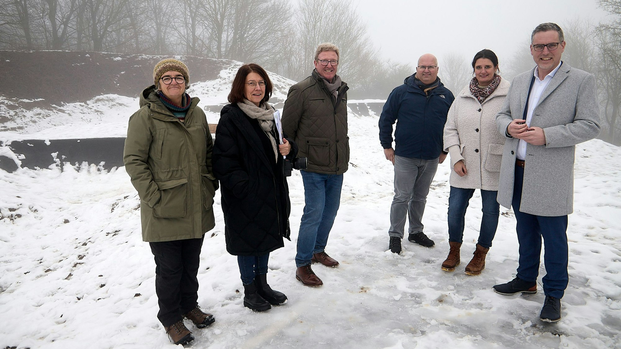 Ulrike Kreuer, Uschi Mießeler, Manfred Poth, Stefan Stoff, Daniela Widdau und Norbert Crump stehen im Schnee.