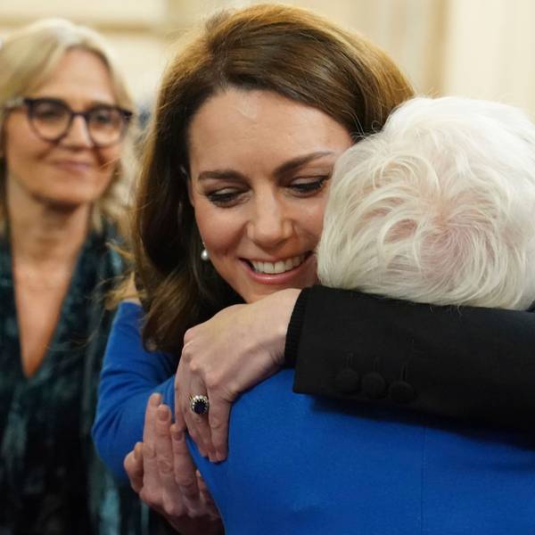 Prinzessin Kate umarmt Yvonne Bernstein bei einer Zeremonie anlässlich des Holocaust-Gedenktages und des 80. Jahrestages der Befreiung von Auschwitz-Birkenau.