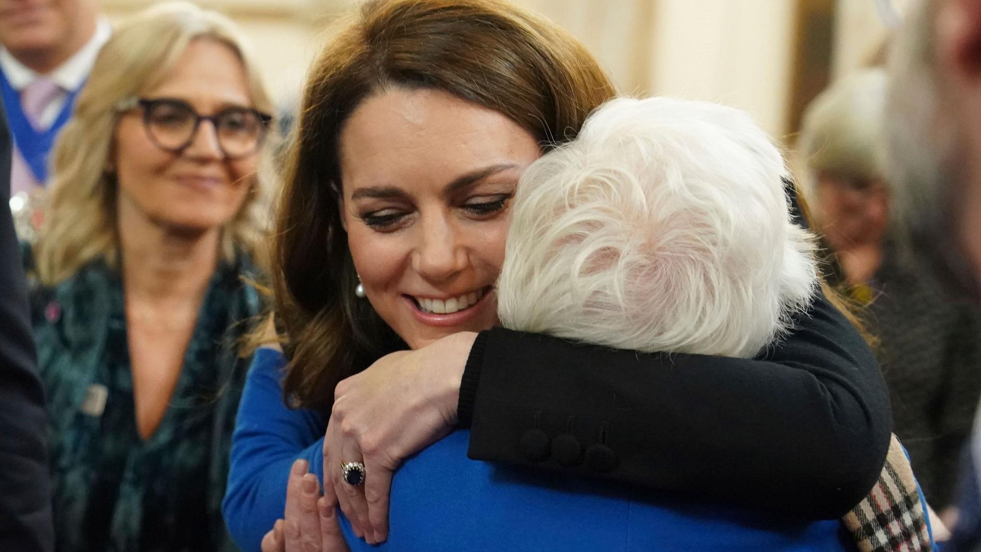 Prinzessin Kate umarmt Yvonne Bernstein bei einer Zeremonie anlässlich des Holocaust-Gedenktages und des 80. Jahrestages der Befreiung von Auschwitz-Birkenau.