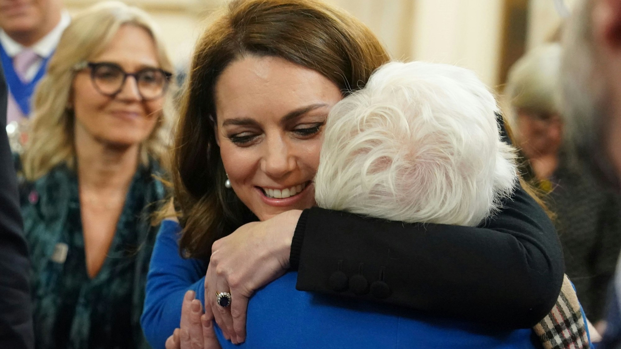 Prinzessin Kate umarmt Yvonne Bernstein bei einer Zeremonie anlässlich des Holocaust-Gedenktages und des 80. Jahrestages der Befreiung von Auschwitz-Birkenau.