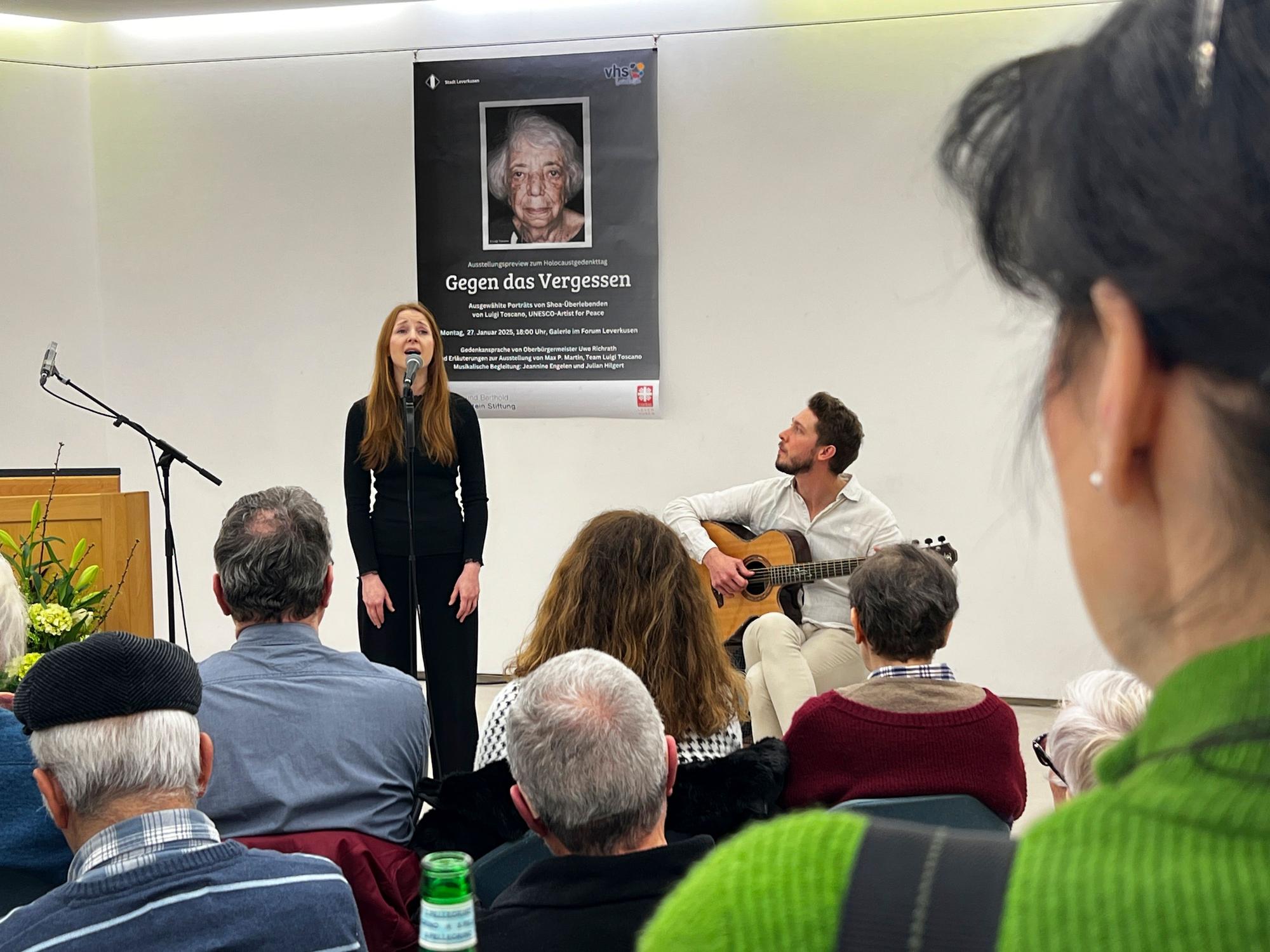 Jeannine Engelen und Julian Hilgert singen und spielen jiddische Lieder.