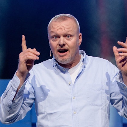 Entertainer Stefan Raab spricht bei der Eröffnung vom Unternehmensgründer- und Investorentreffen Bits & Pretzels.