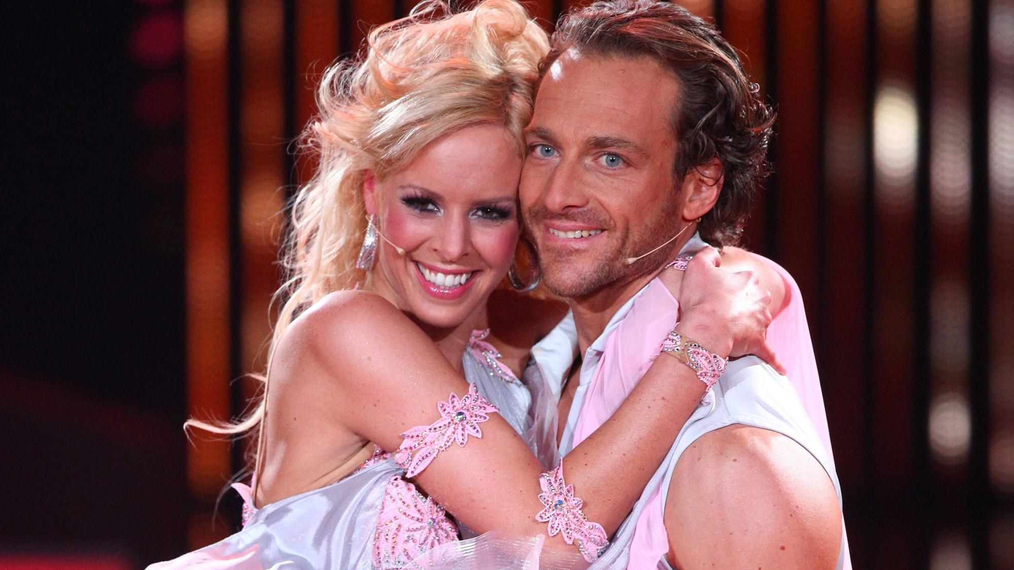 Tim Lobinger, der bei Let's Dance mit Isabel Edvardsson (l) tanzte, war ein erfolgreicher Stabhochspringer, der unter anderem die Hallen-Weltmeisterschaft 2003 und die Europameisterschaft 1998 gewann.