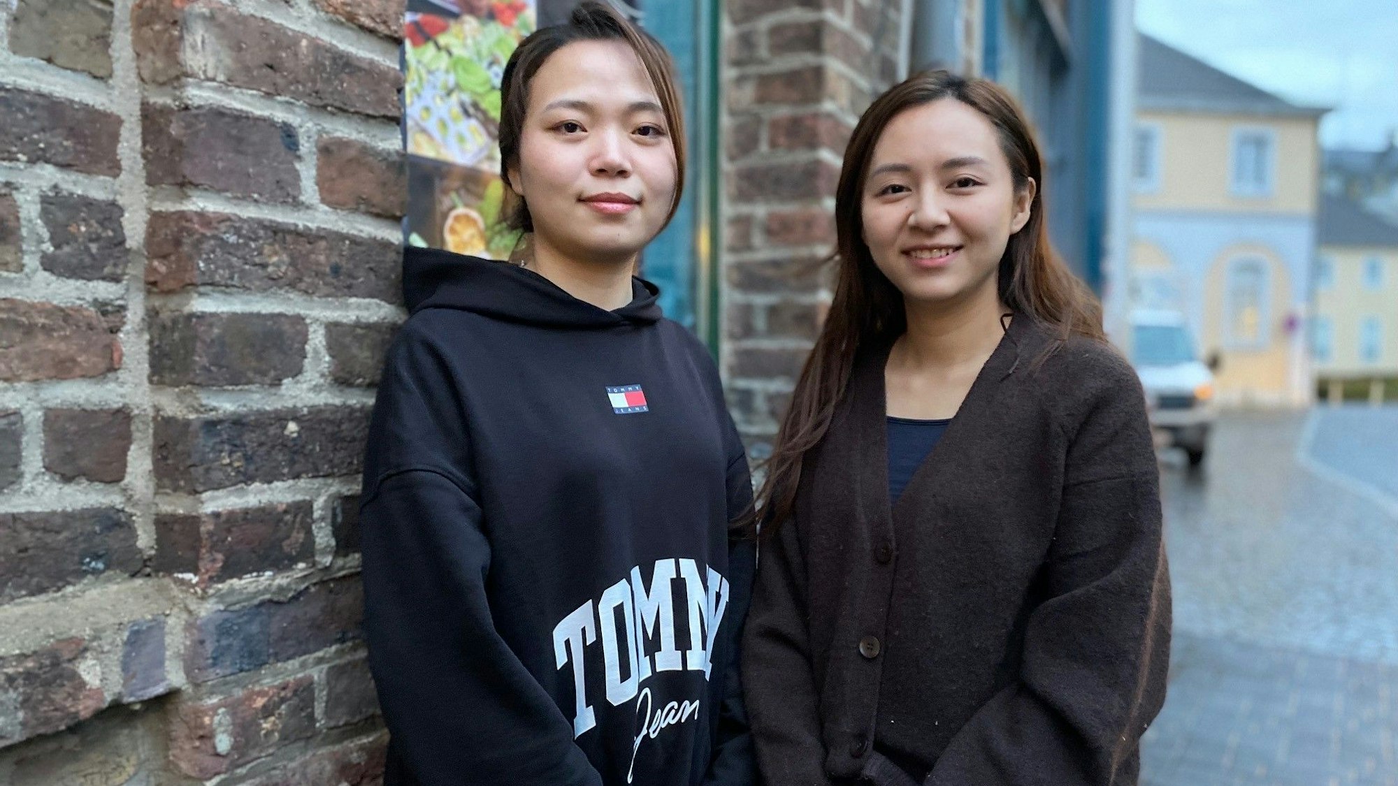 Zu sehen sind die künftige Betreiberin Dang Oanh (l.) und ihre Cousine Van Ho.