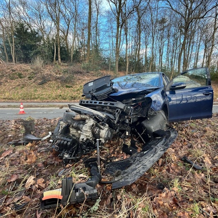 Der zerstörte Wagen.