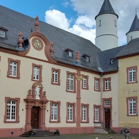 Dad Bild zeigt die Prälatur des Klosters Steinfeld.