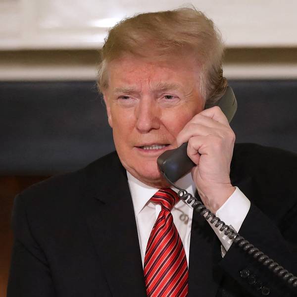 Donald Trump telefoniert während seiner ersten Amtszeit im Weißen Haus. Britische Regierungsbeamte haben nun ihre Eindrücke von den damaligen Gesprächen mit Trump geschildert. (Archivbild)