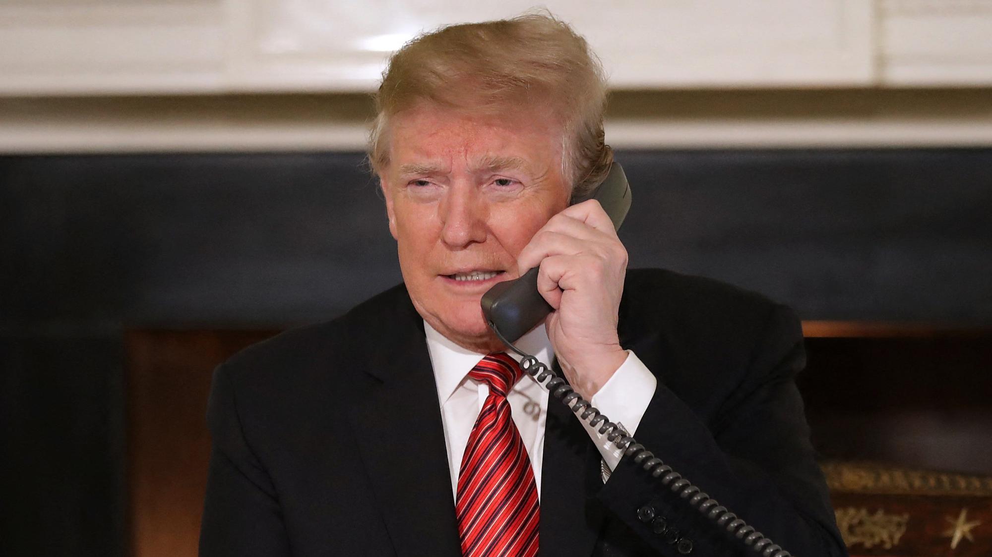Donald Trump telefoniert während seiner ersten Amtszeit im Weißen Haus. Britische Regierungsbeamte haben nun ihre Eindrücke von den damaligen Gesprächen mit Trump geschildert. (Archivbild)