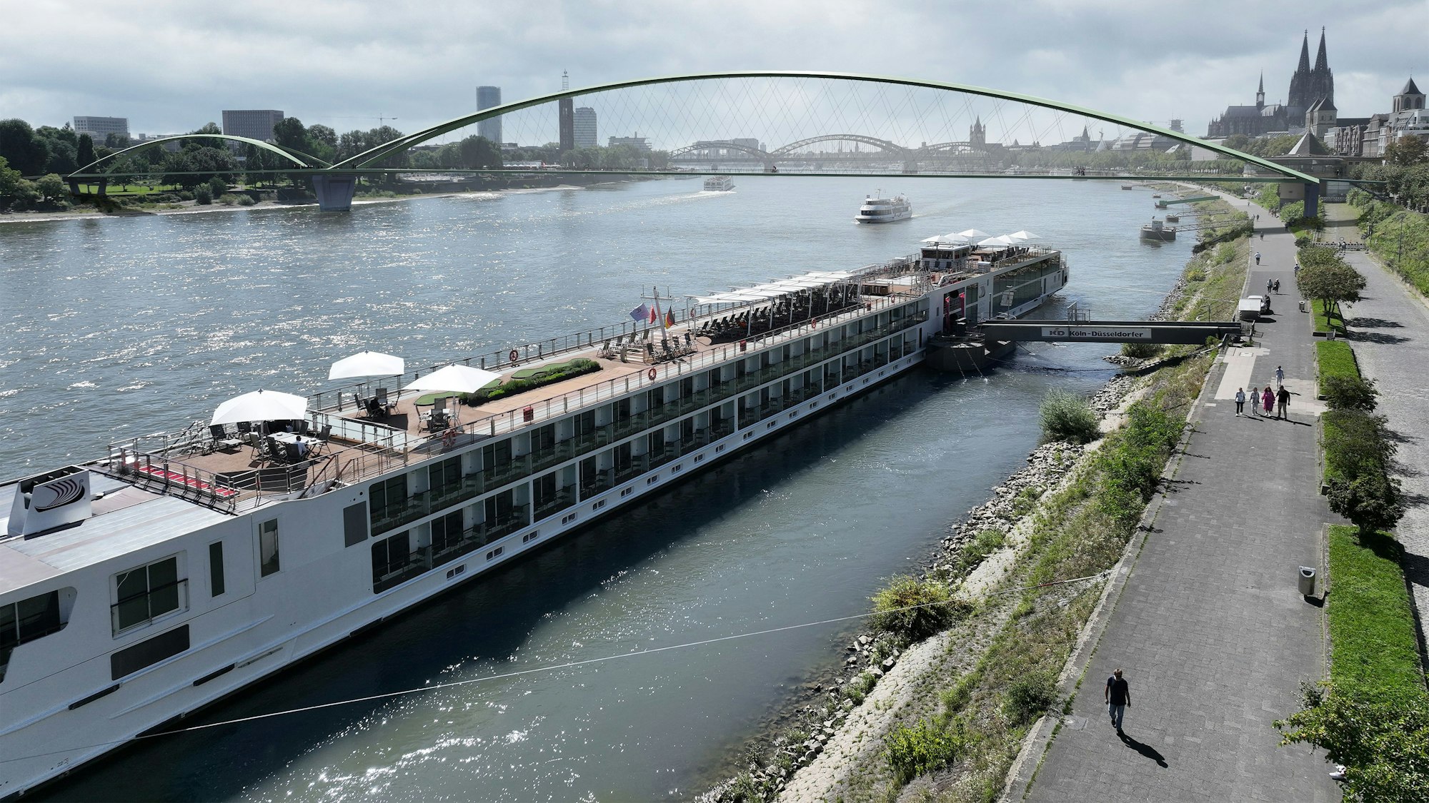 Die Brücke im Norden verbindet die Bastei mit dem Rheinpark.