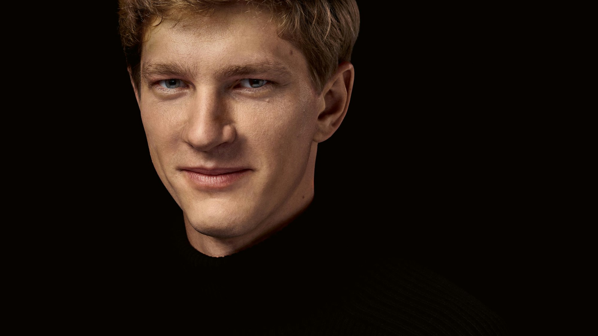Jan Lisiecki schaut in die Kamera.