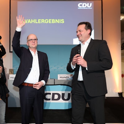 OB-Kandidat Markus Greitemann (Mitte) lässt sich nach der Wahl von Parteichef Karl Mandl (rechts), der Bundestagsabgeordneten Serap Güler und Nathanael Liminski, Chef der NRW-Staatskanzlei, feiern.