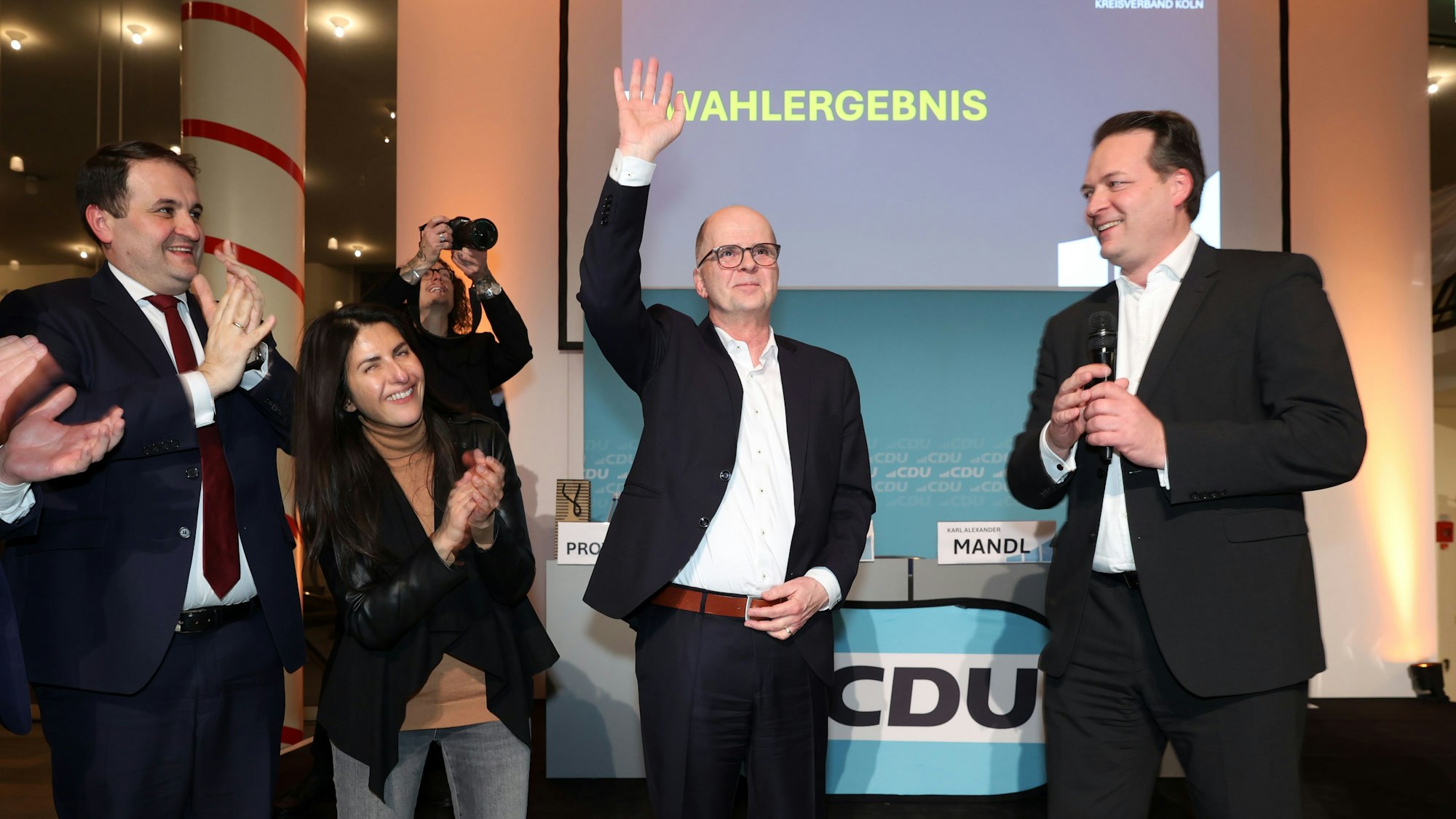 OB-Kandidat Markus Greitemann (Mitte) lässt sich nach der Wahl von Parteichef Karl Mandl (rechts), der Bundestagsabgeordneten Serap Güler und Nathanael Liminski, Chef der NRW-Staatskanzlei, feiern.