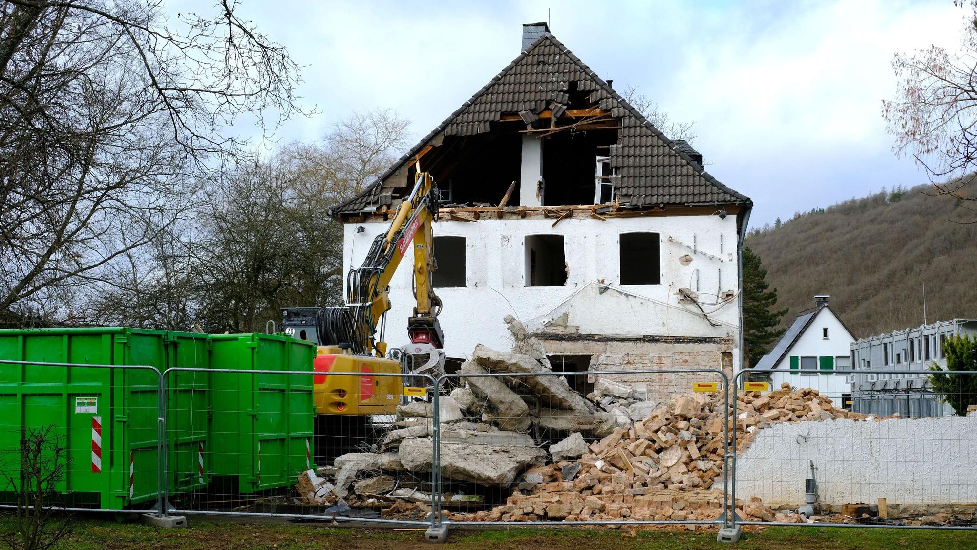 Am Nationalpark-Forstamt in der Urftseestraße in Gemünd haben die Abrissarbeiten begonnen.