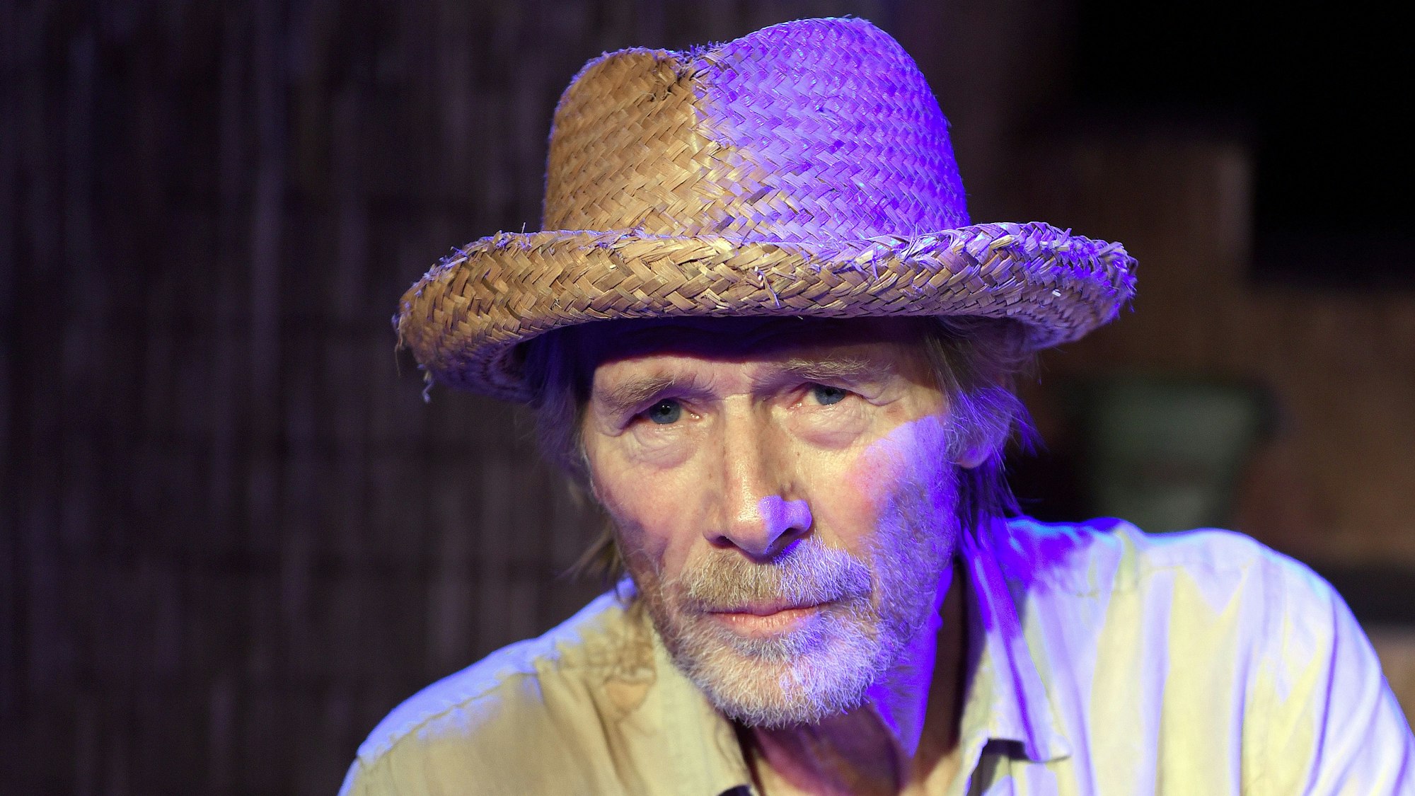 Der Schauspieler Horst Janson mit geflochtenem Hut.