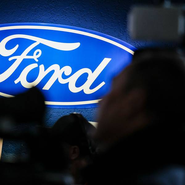 Ein beleuchtetes Firmenschild des Autobauers Ford leuchtet am Rande einer Betriebsversammlung am Standort Köln.