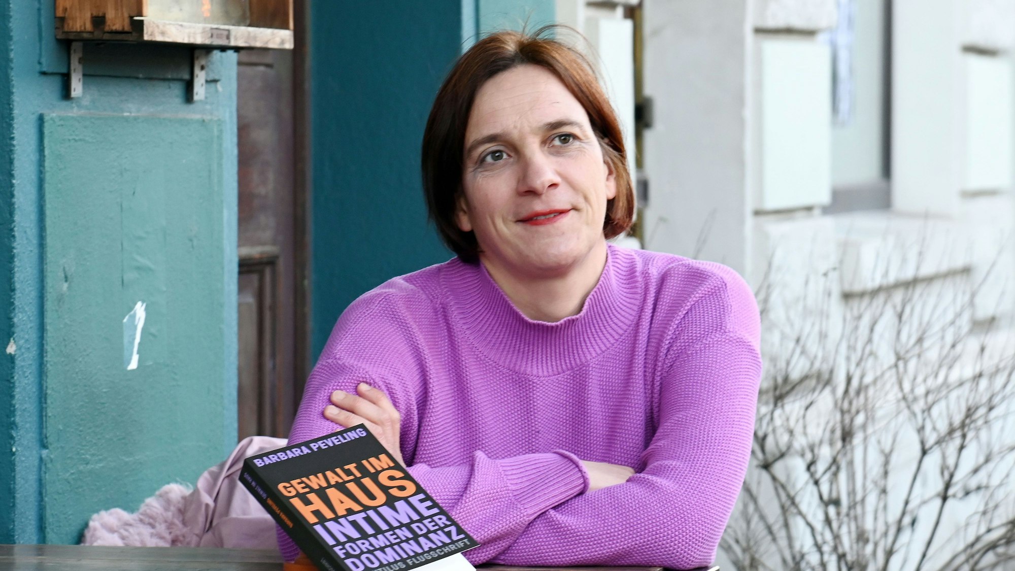 Autorin Barbara Peveling mit ihrem Buch ‚Gewalt im Haus‘
