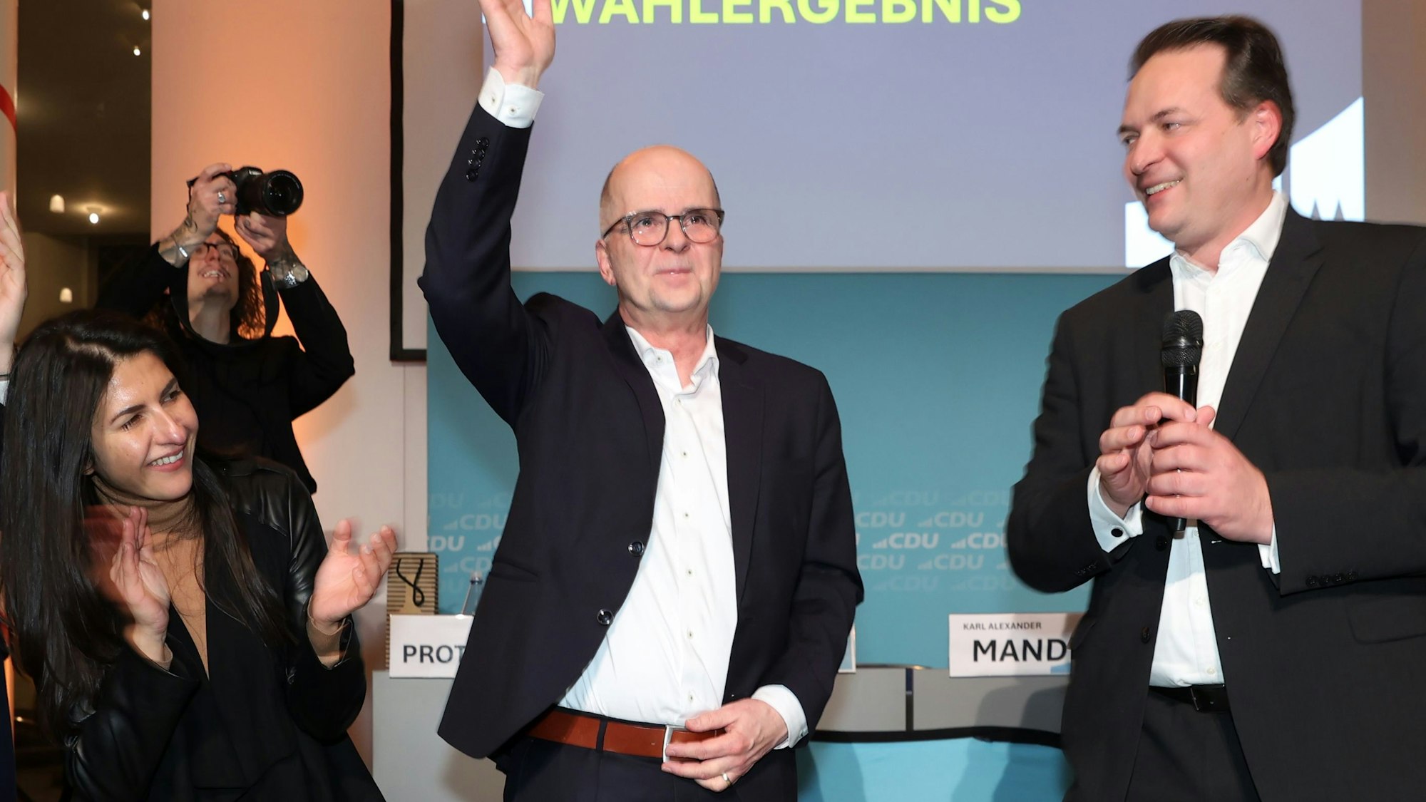 Andere Zeiten: Ende Januar wählte die CDU Köln Baudezernent Markus Greitemann zum OB-Kandidaten. Mit dabei waren auch die damalige Vizeparteichefin Serap Güler und der damalige Parteichef Karl Mandl.