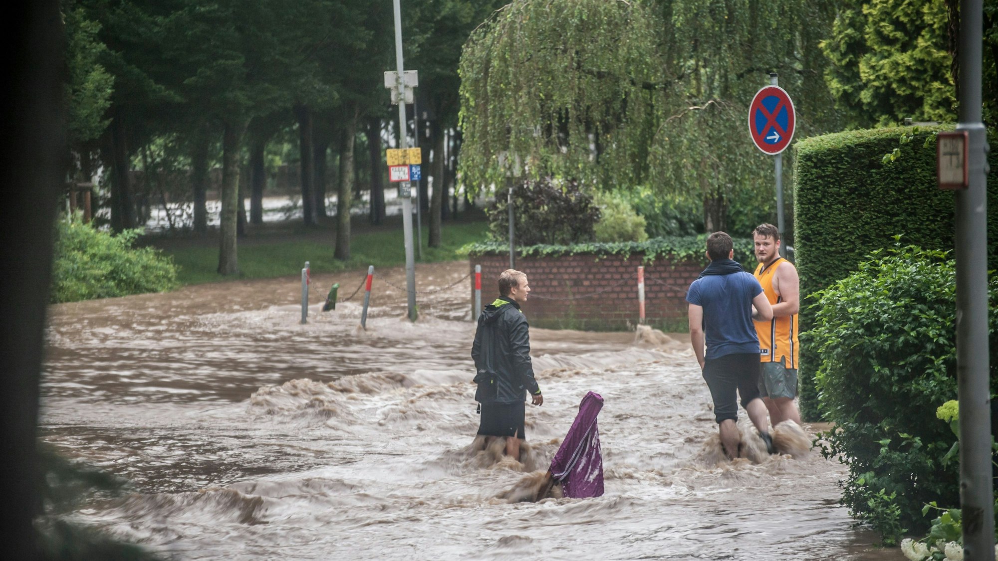 Wiembachallee Ecke Bielertstraße bei steigender Flut am Abend. Foto: Ralf Krieger