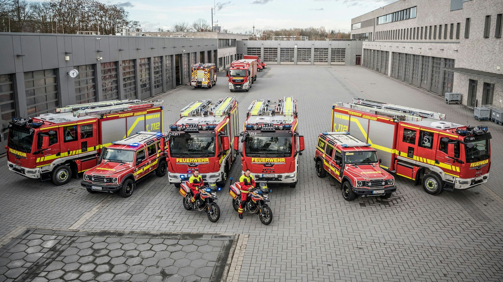 Die Feuerwehr bekommt neue Autos, Motorräder und Hilfeleistungsfahrzeuge. Sie stehen fürs Foto im Hof der Hauptfeuerwache.