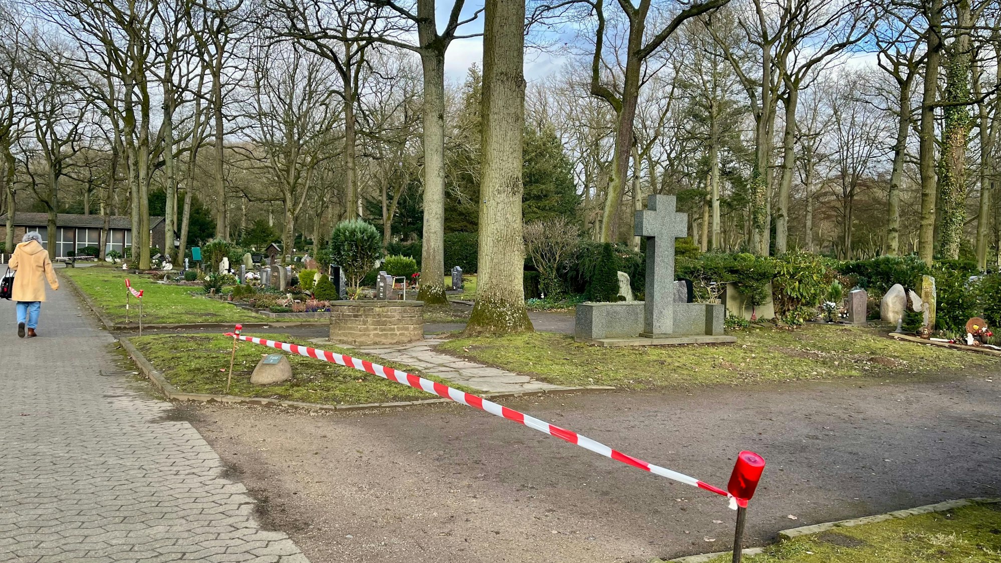 Absperrung an Friedhof