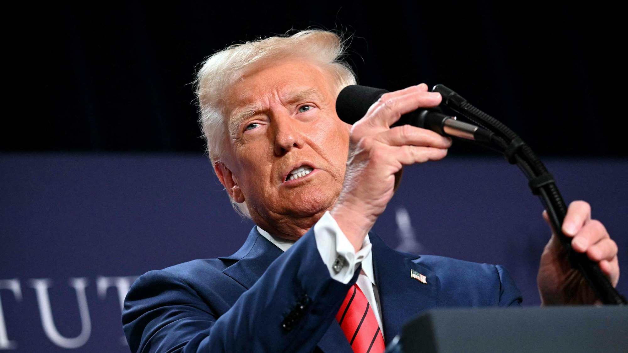 US-Präsident Donald Trump am Mikrofon.