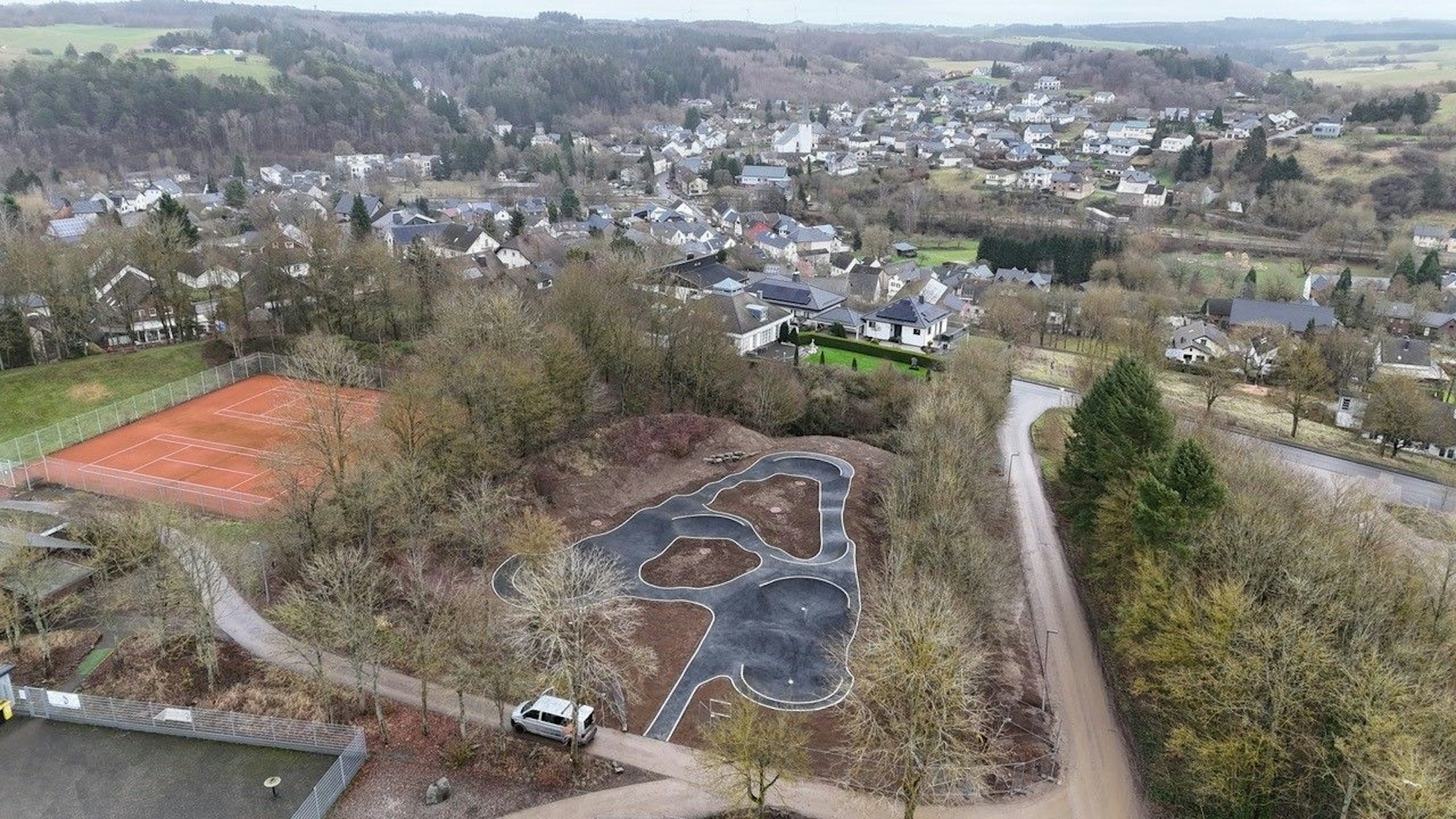 Das Luftbild zeigt den neuen Pumptrack in Nettersheim. Im Hintergrund ist der Ort zu sehen.