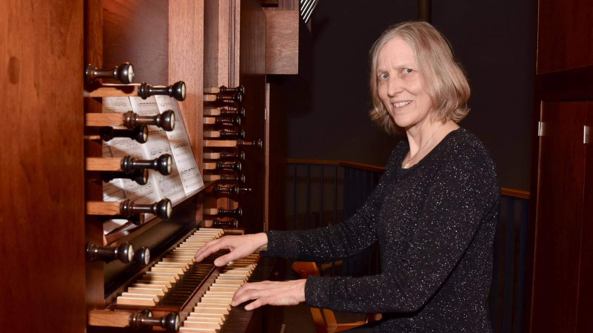 Katrin Wissermann an der Orgel der Auferstehungskirche in Siegburg.