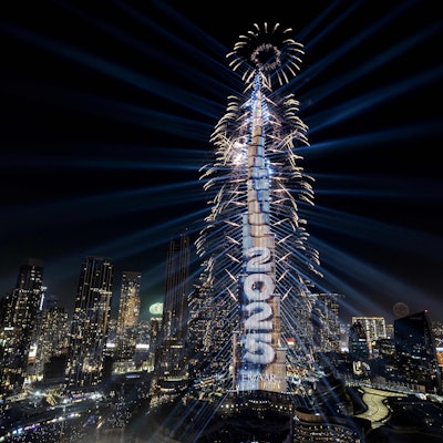 Eine Lichtshow und ein Feuerwerk erleuchten den Burj Khalifa, das höchste Gebäude der Welt, während der Silvesterfeierlichkeiten in Dubai am 1. Januar 2025.