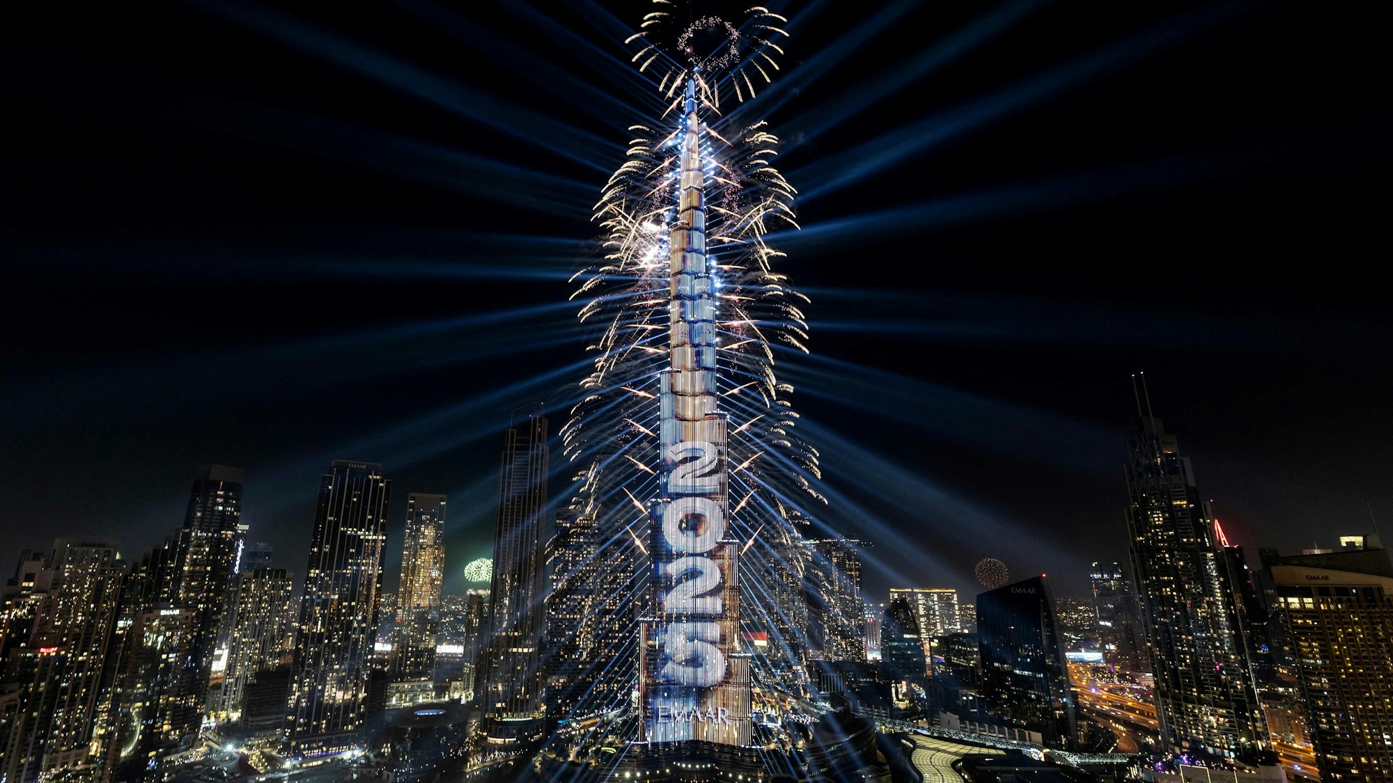 Eine Lichtshow und ein Feuerwerk erleuchten den Burj Khalifa, das höchste Gebäude der Welt, während der Silvesterfeierlichkeiten in Dubai am 1. Januar 2025.