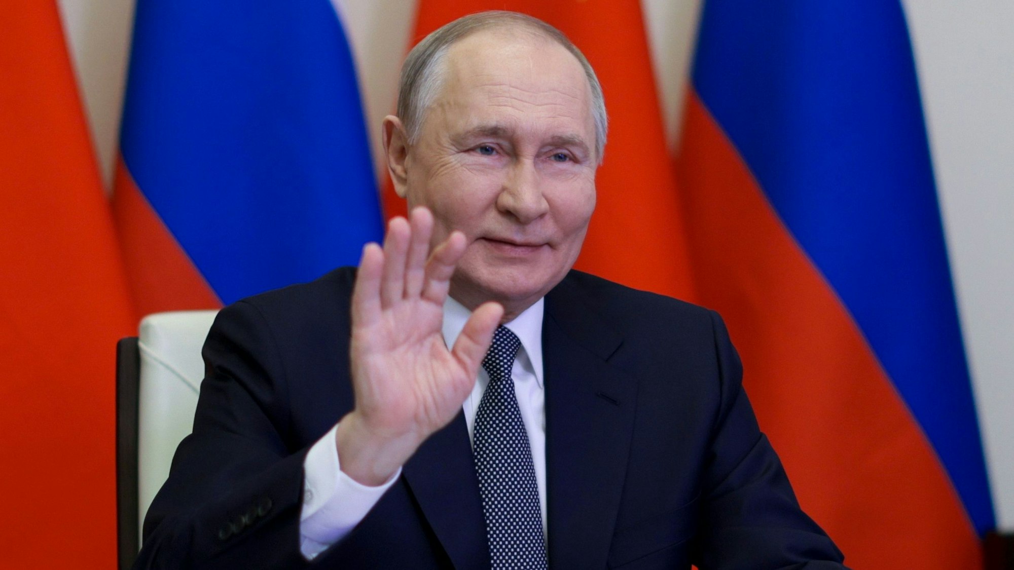 Der russische Präsident Wladimir Putin gestikuliert während eines Gesprächs mit dem chinesischen Präsidenten Xi Jinping per Videokonferenz in der staatlichen Residenz Nowo-Ogarjowo außerhalb von Moskau.