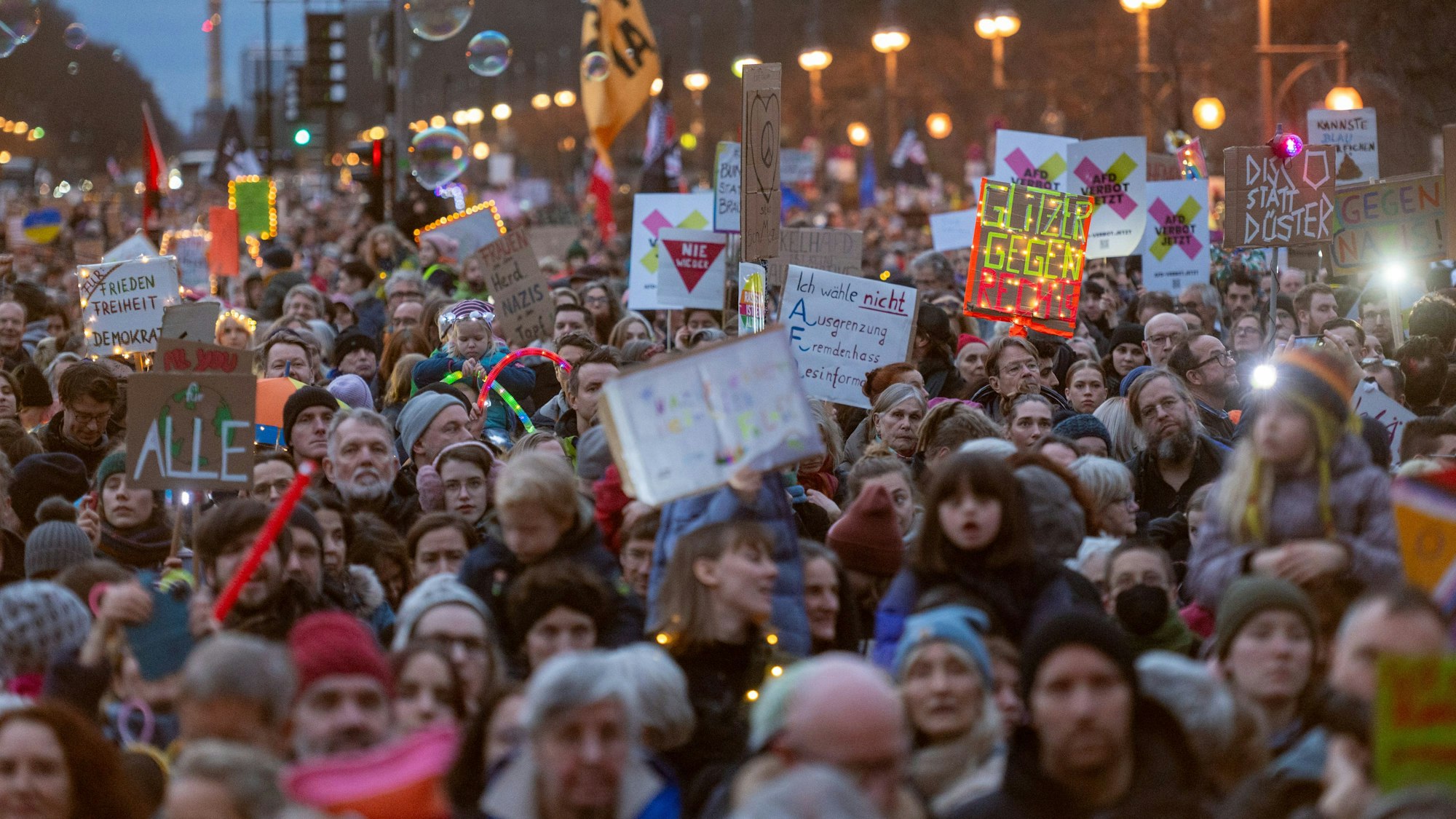 Teilnehmer halten bei der Kundgebung «Lichtermeer für den Schutz unserer Demokratie» vor dem Brandenburger Tor Lichter, Transparente und Plakate. (Archivbild)