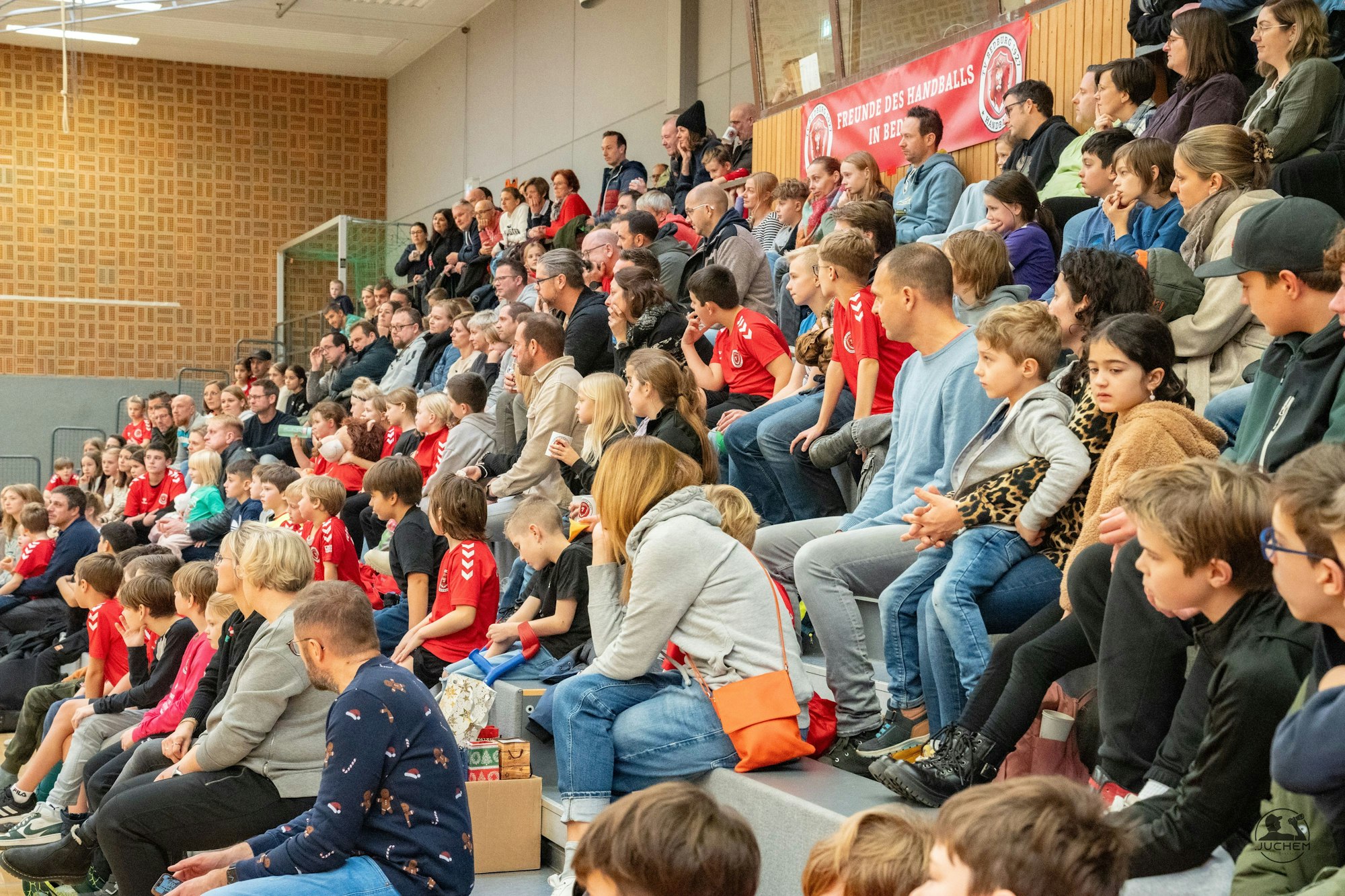 Das Foto zeigt voll eine besetzte Tribüne in der Bedburger Sporthalle.