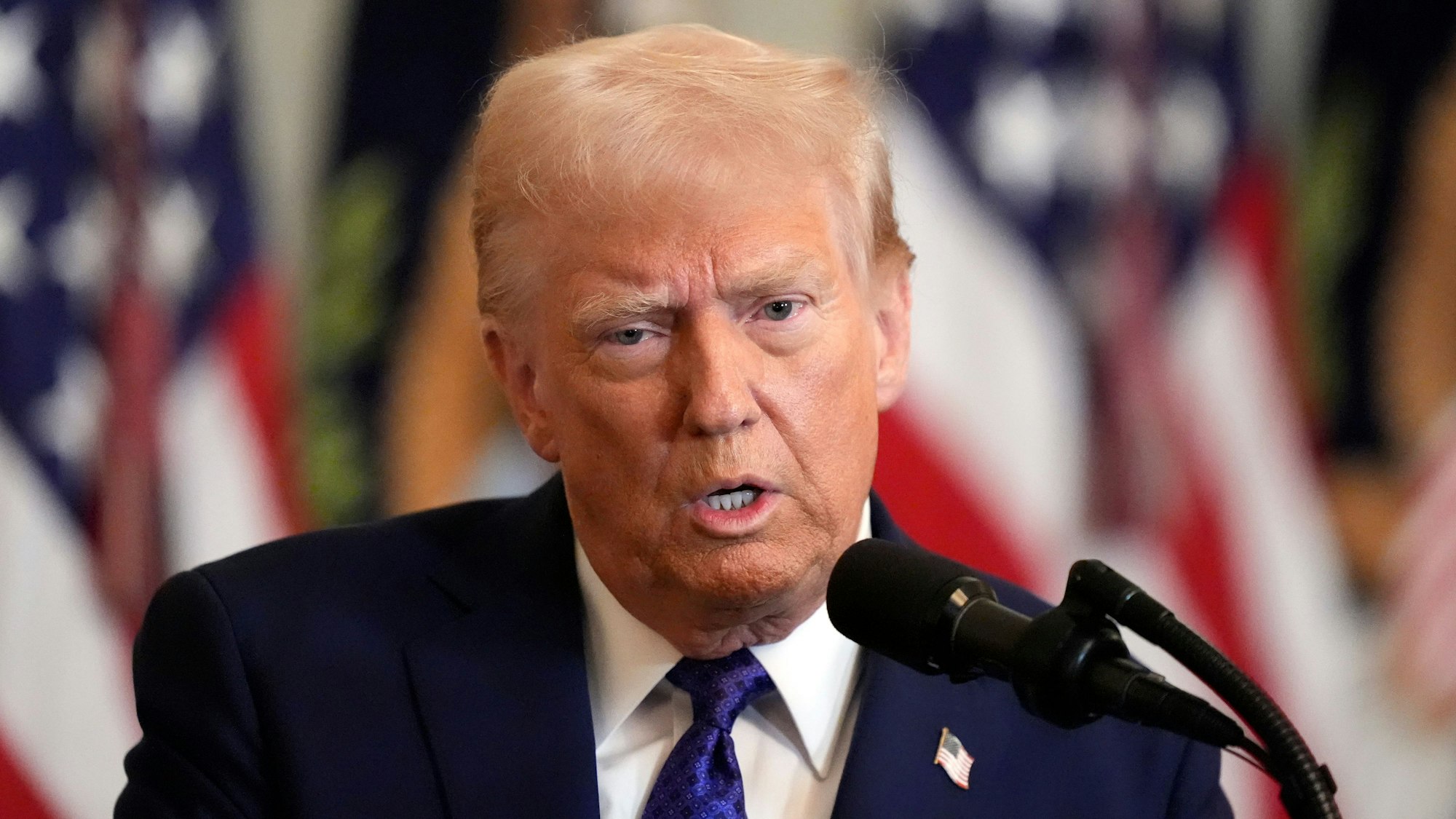 29.01.2025, USA, Washington: US-Präsident Donald Trump spricht im Ostzimmer des Weißen Haus vor der Unterzeichnung eines Gesetzes, das das Vorgehen gegen bestimmte Migranten deutlich verschärft. Foto: Alex Brandon/AP/dpa +++ dpa-Bildfunk +++