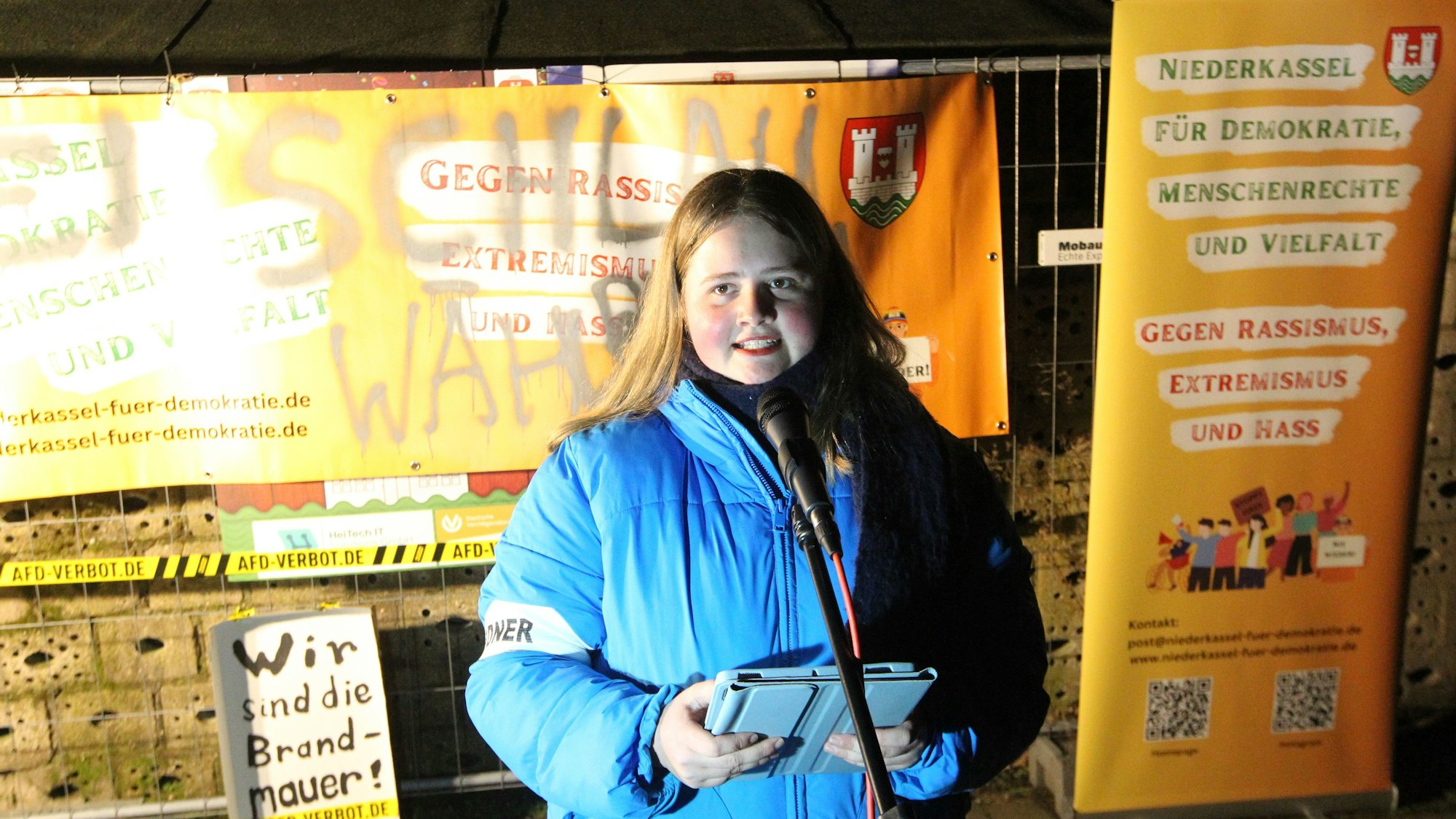 In Niederkassel hat am Mittwoch das Netzwerk "Niederkassel für Demokratie" zu einem Mahnwache aufgerufen.
Ada Hopp (21) sprach die einleitenden Worte.