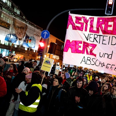 29.01.2025, Berlin: Menschen nehmen an der Kundgebung «Brandmauer statt Brandstiftung» von Amnesty International, Seebrücke und anderen Organisationen mit einem Banner mit der Aufschrift «Asylrecht verteidigen Merz und AfD abschaffen» vor der CDU Zentrale teil. Foto: Fabian Sommer/dpa +++ dpa-Bildfunk +++