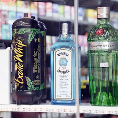 Eine Kartusche mit Lachgas steht in einem Kölner Kiosk zwischen Gin, Kondomen und Ladegeräten.
