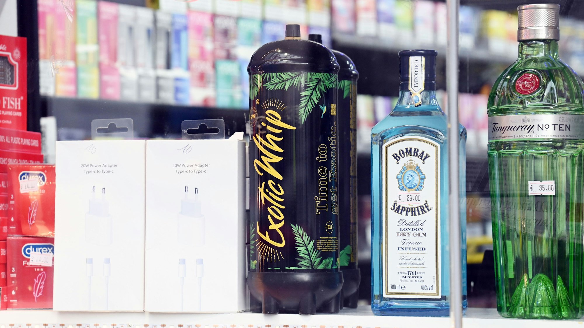 Lachgas-Kartuschen im Schaufenster eines Kölner Kiosks.