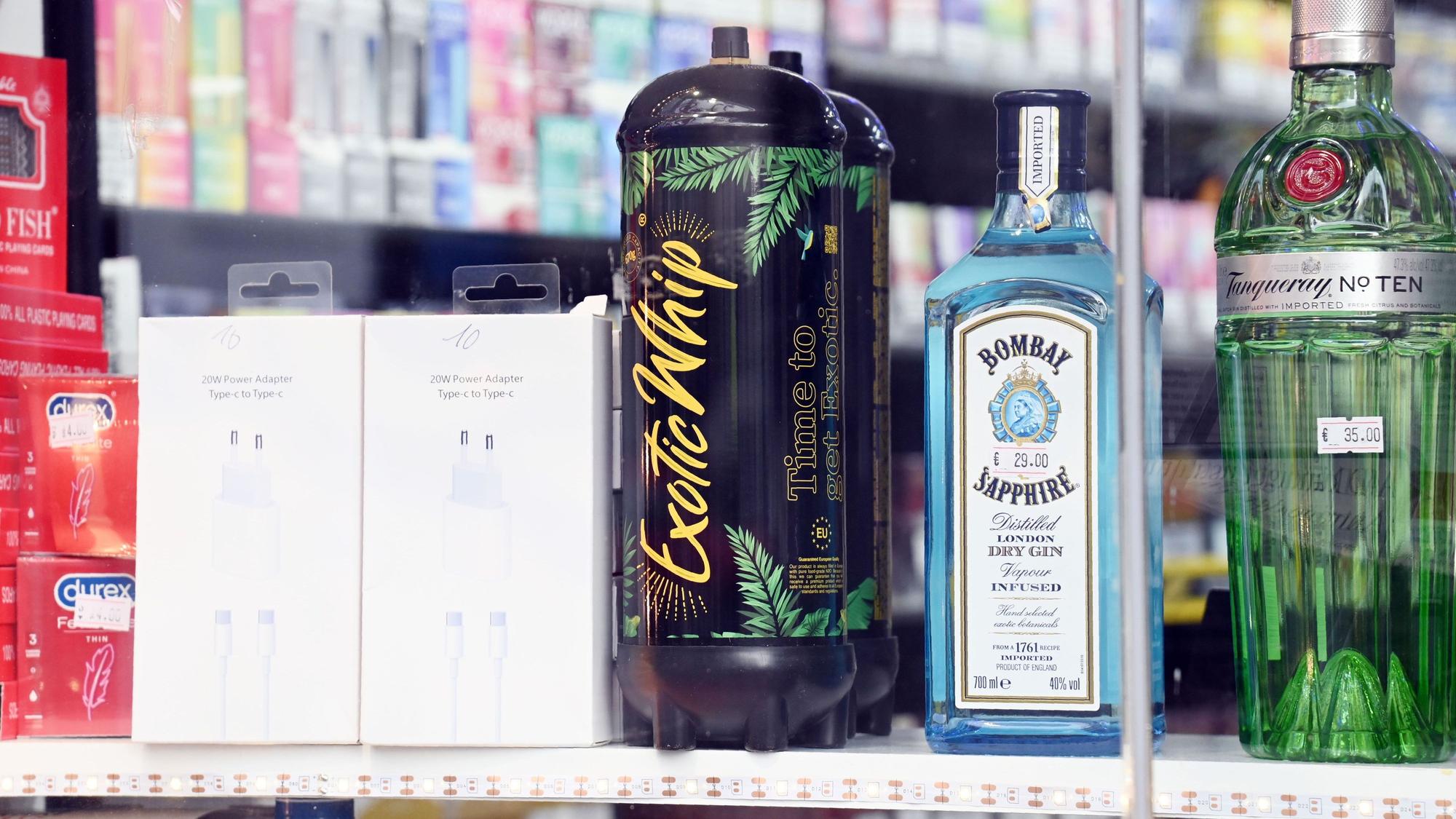 Eine Kartusche mit Lachgas steht in einem Kölner Kiosk zwischen Gin, Kondomen und Ladegeräten.