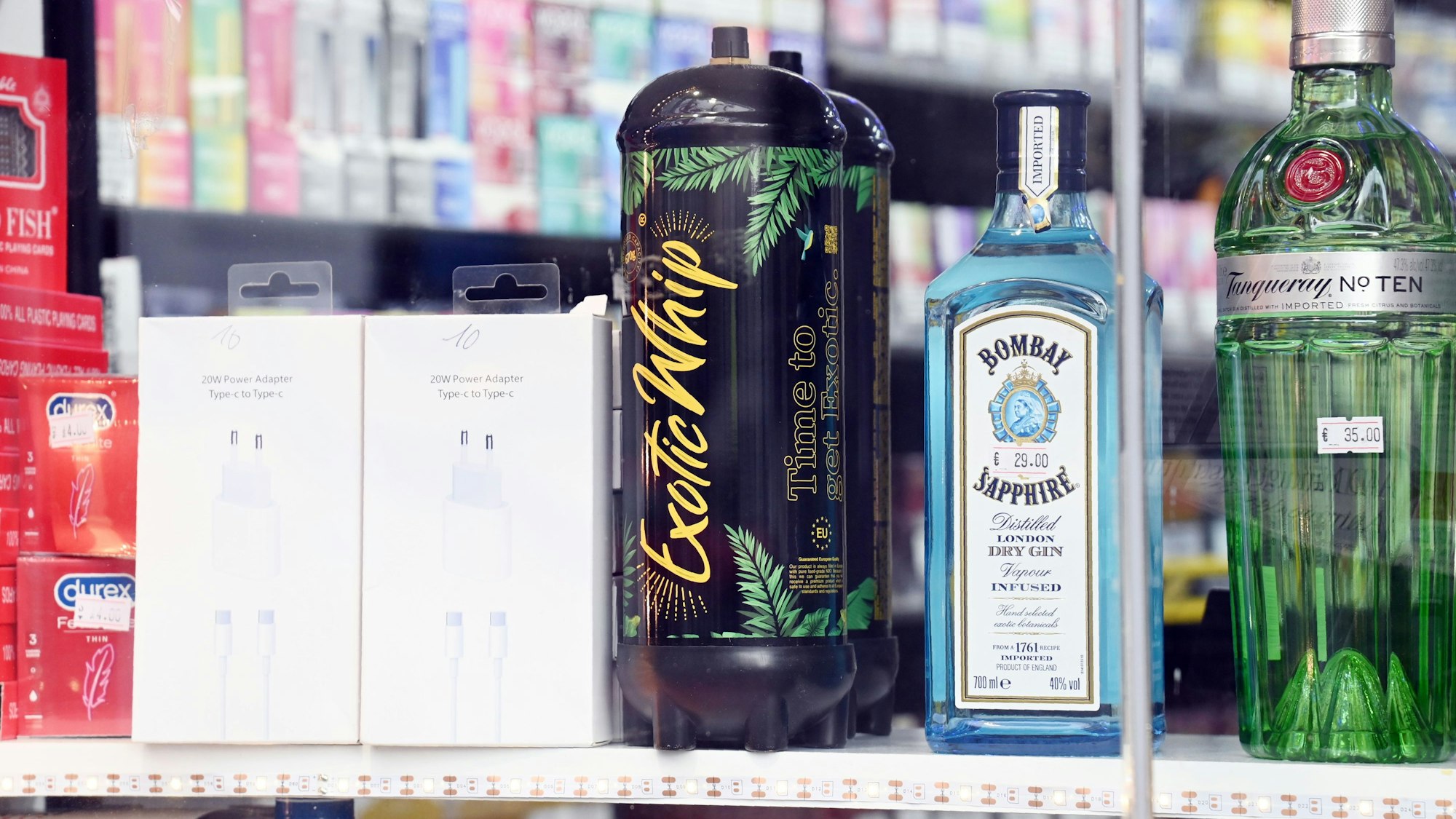 Eine Kartusche mit Lachgas steht in einem Kölner Kiosk zwischen Gin, Kondomen und Ladegeräten.