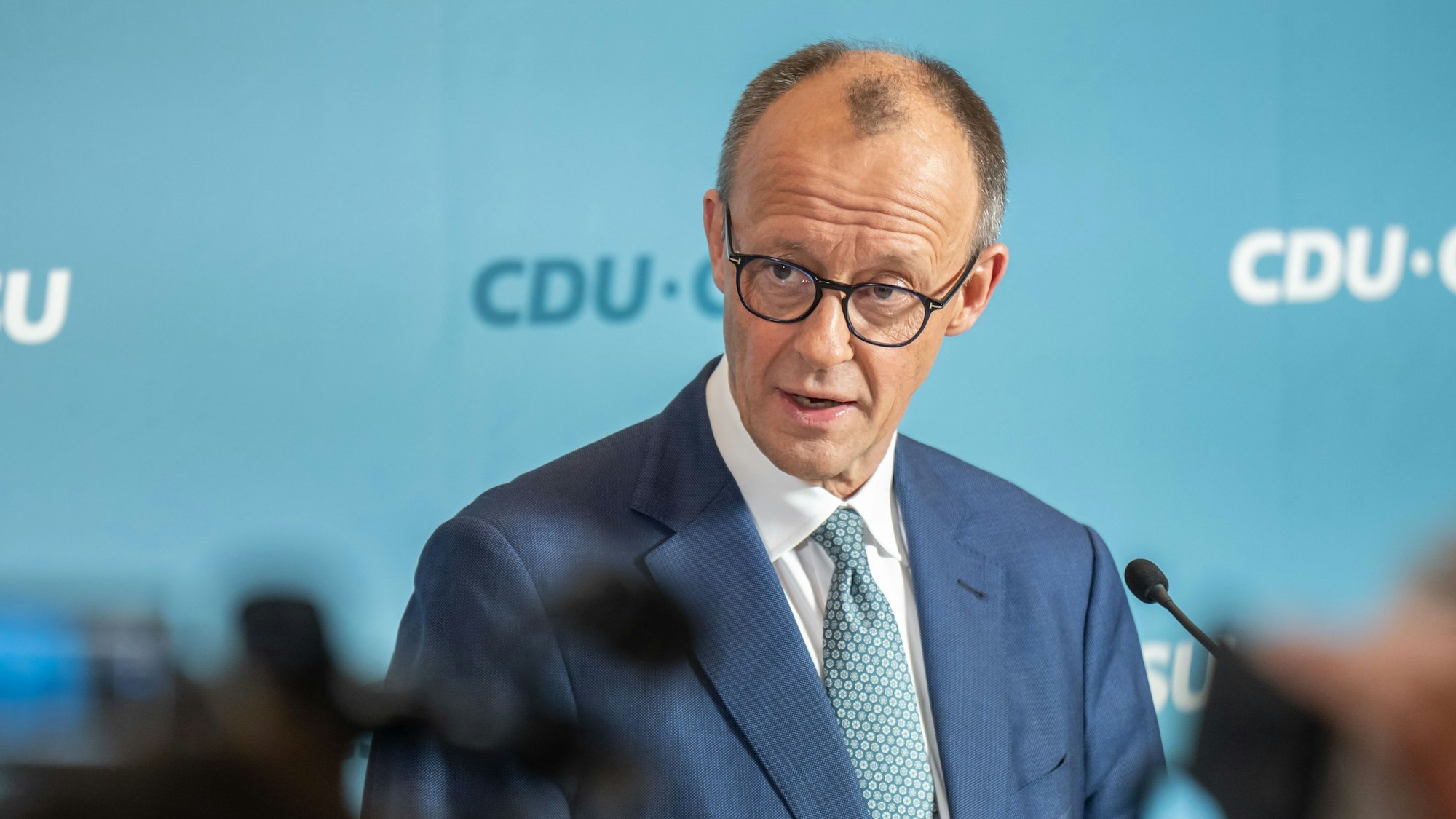 Friedrich Merz bei einem Pressestatement am Dienstagnachmittag. Von den Kirchen kommt scharfe Kritik an den Plänen des Kanzlerkandidaten der Union.