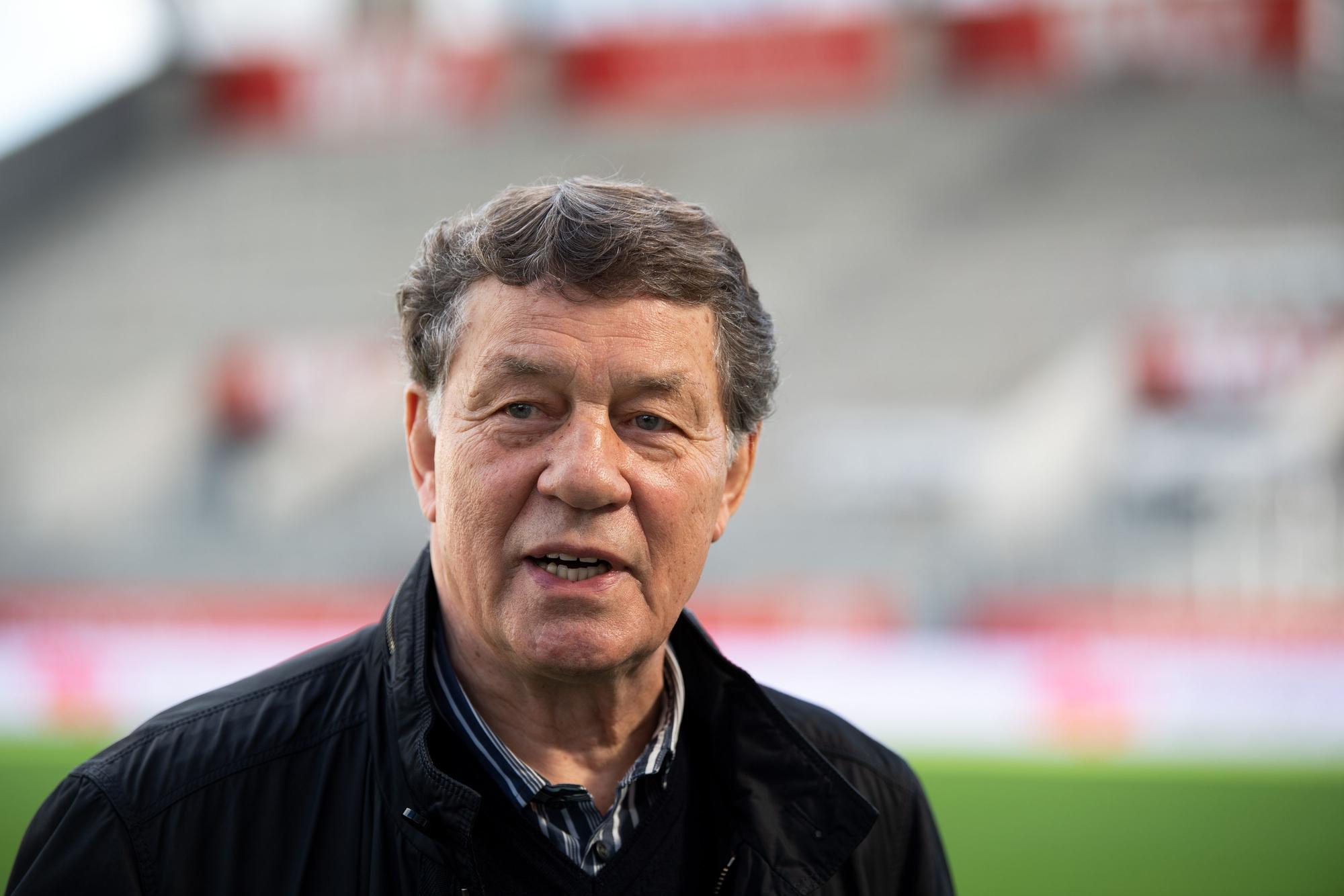 Otto Rehhagel, ehemaliger Fußballtrainer, steht bei einem Pressetermin vor dem Start des Kino-Films «King Otto» im Stadion in Essen. Der Film zeichnet den Weg zum Titelgewinn der griechischen Nationalmannschaft bei der EM 2004 unter Trainer Rehhagel nach. +++ dpa-Bildfunk +++