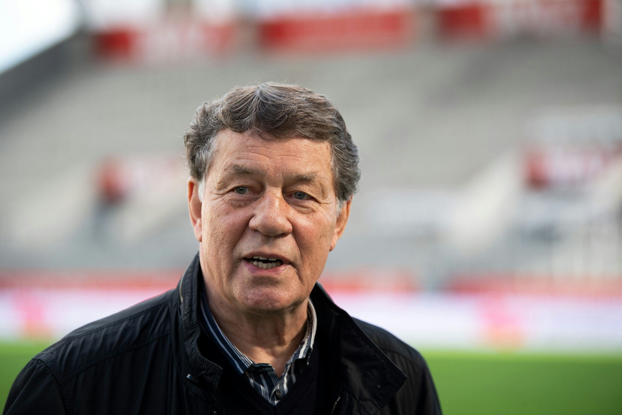 Otto Rehhagel, ehemaliger Fußballtrainer, steht bei einem Pressetermin vor dem Start des Kino-Films «King Otto» im Stadion in Essen. Der Film zeichnet den Weg zum Titelgewinn der griechischen Nationalmannschaft bei der EM 2004 unter Trainer Rehhagel nach. +++ dpa-Bildfunk +++