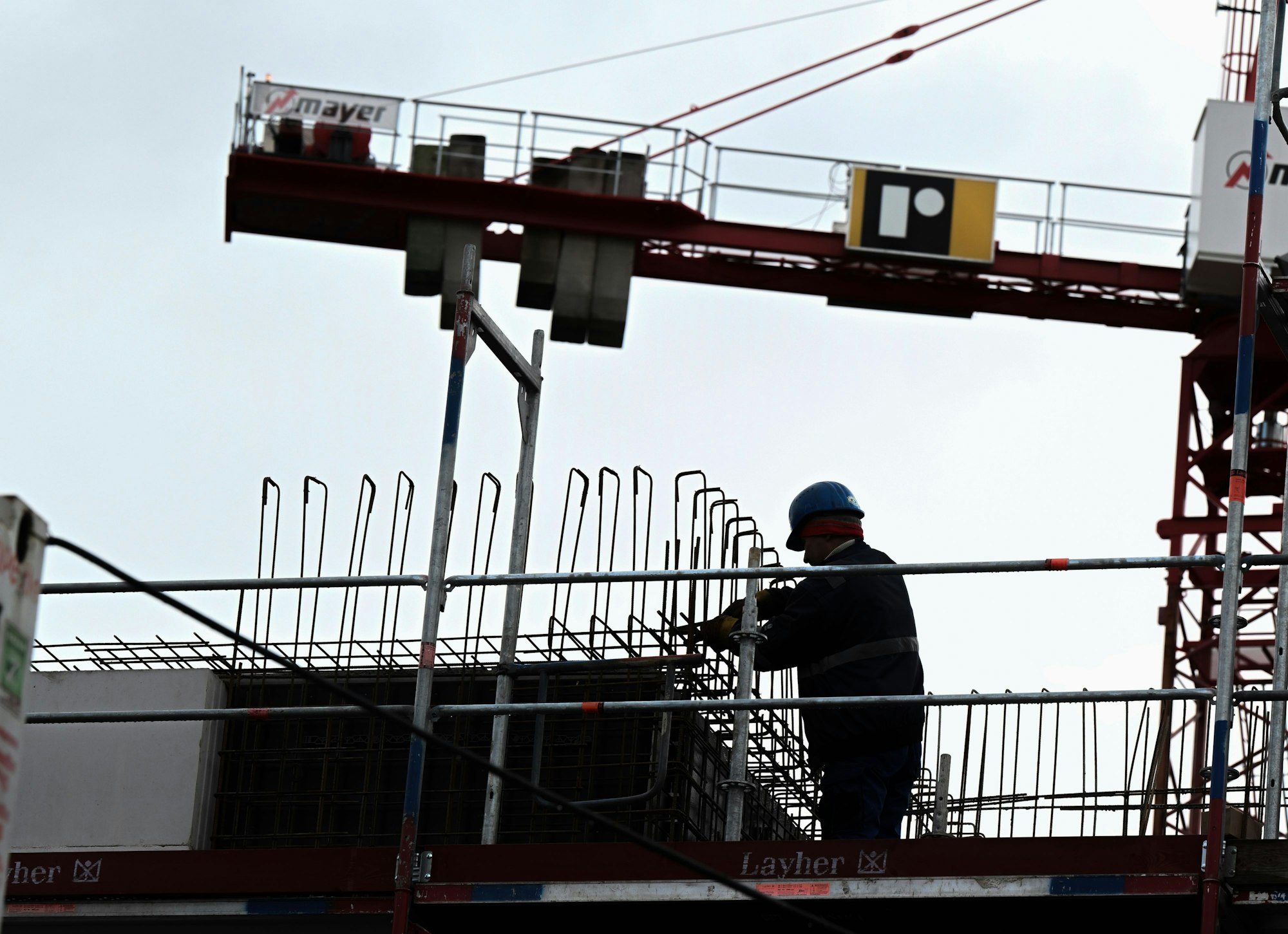 Ein Arbeiter auf einer Baustelle.
