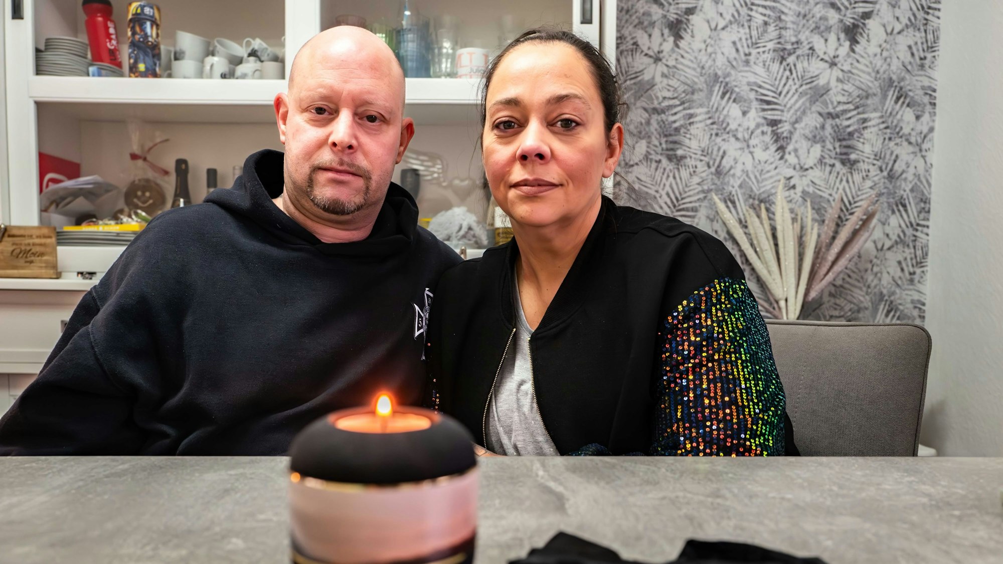 Das Bild zeigt die Glasmachers an einem Tisch sitzend.